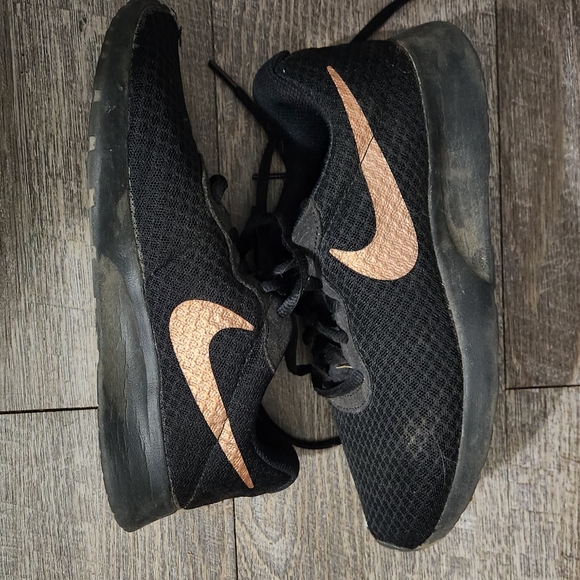 Nike well worn shoes womens 6 - Picture 5 of 5